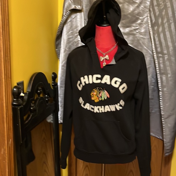 Chicago Blackhawks size L Black hoodie with pocket Genuine - Picture 2 of 9